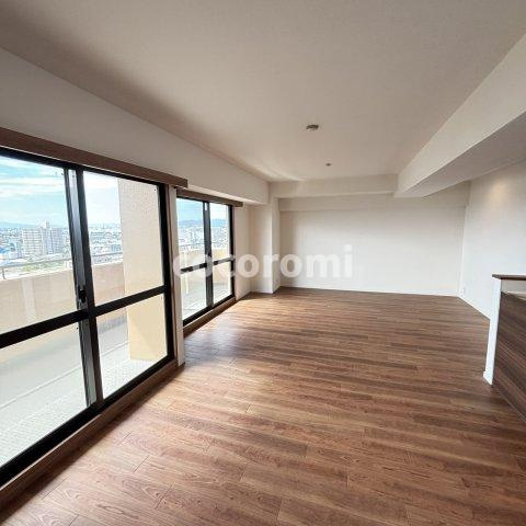 ロイヤルシャトー寝屋川オークビルの居間・リビング