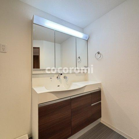 ロイヤルシャトー寝屋川オークビルの洗面所