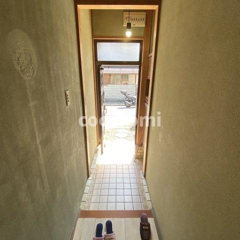 出口3丁目貸家の玄関