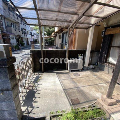 出口3丁目貸家の駐車場