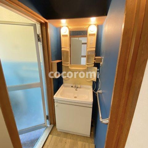 出口3丁目貸家の洗面所