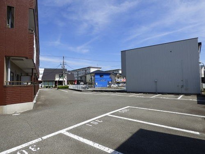 【駐車場】 | ドミール加佐 | 車をお持ちの方に嬉しい駐車場付きの物件です