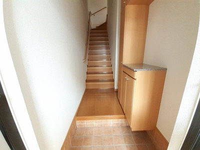 【玄関】 | ドルフ・アカネＢ | 収納もある玄関です