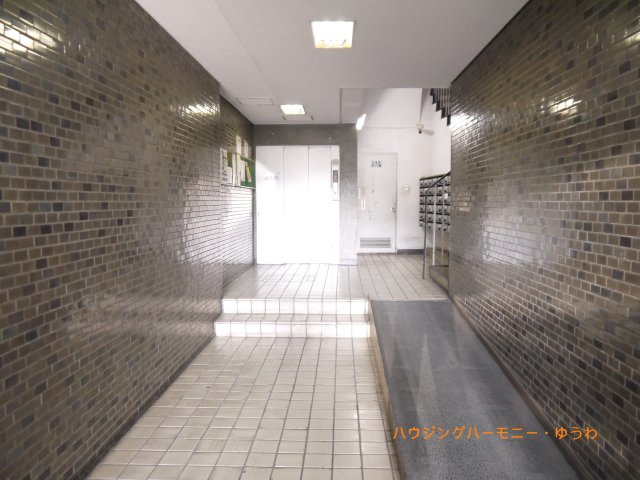 【エントランス】 | 中丸町住宅 | エントランス内部は、バリアフリー対応です。