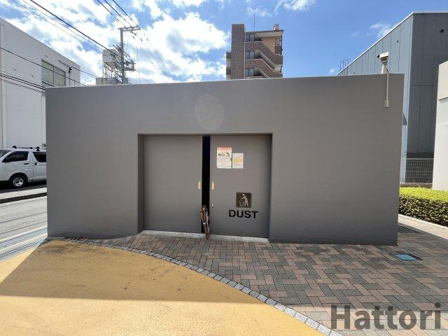 セレニテ江坂ルフレの駐車場