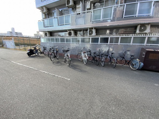 【駐車場】 | 自転車の置いてあるスペースです。