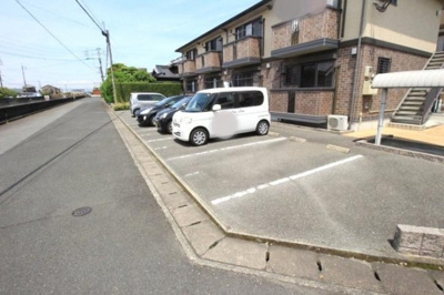 【駐車場】 | ルヴニール | 駐車場があるので、車を買う予定の方も安心です