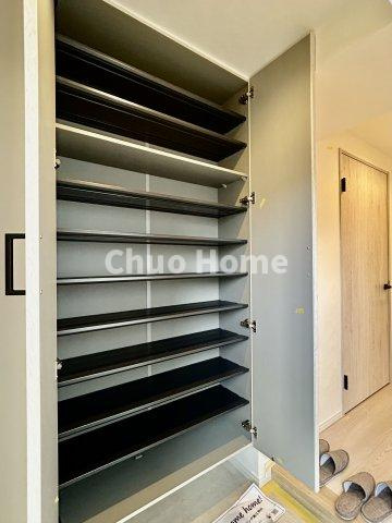 ジュネシオン平井の玄関|【玄関】玄関には大型のシューズクローゼットを設置しておりますのでいつでもスッキリりとした空間を保てます。玄関周りを清潔に使うのはとても大事なことですよね。