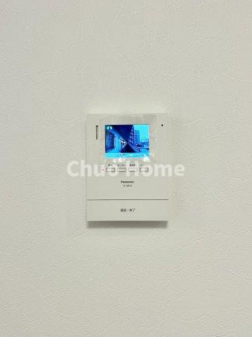 ジュネシオン平井のセキュリティ|【モニターホン】誰が来たかすぐにわかるカラーモニター付きインターホン。通話ボタンを押すまでは室内の音は漏れていませんので相手を確かめてから応対できます。