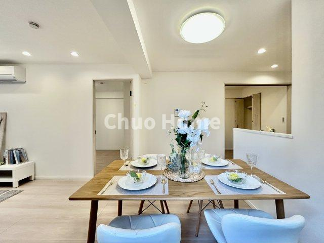 ジュネシオン平井のキッチン|視界に広がりを生むオープンなキッチン。料理や片付けをしながら、家族との会話を楽しんだり、リビングで遊ぶ子どもを見守れます。ご見学時には家具の配置などもイメージしながらぜひご覧になって見て下さい。