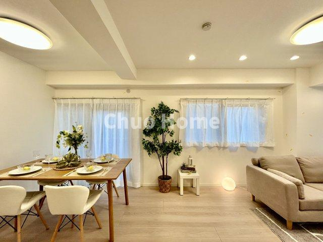 ジュネシオン平井の居間・リビング|【リビングダイニング】一日の中で多くの時間を過すことになるリビングダイニングだからこそ、いつも穏やかな空間であることが必然。爽やかな通風と採光を存分に感じる事が出来る空間です。