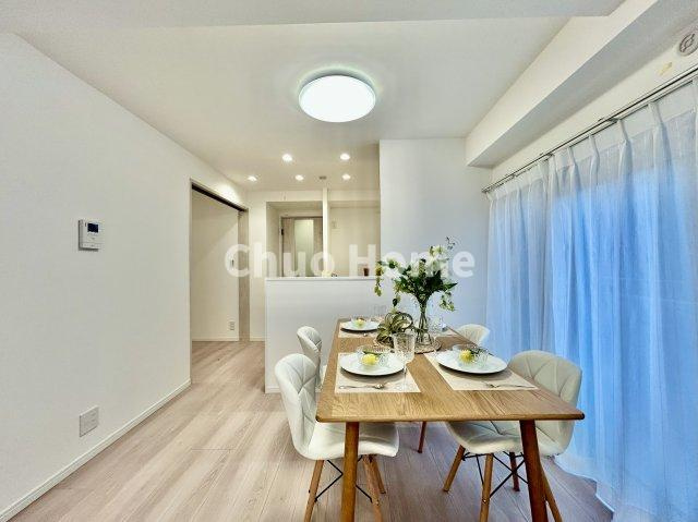 ジュネシオン平井のダイニング|【ダイニング】忙しい朝でも、しっかり家族が揃って食事をして頂けるゆとりある大きさのダイニングスペース。奥様が作る手料理をカウンター越しに受けとって頂き、テーブルで囲む素敵な時間を存分に愉しんで下さい。