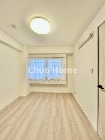 ジュネシオン平井の寝室|【寝室】心と体をゆったりと安らげる主寝室。寝室のゆとりが大きい分だけ、暮らしの安らぎは深まります。一日の疲れを癒すだけでなく、ご夫婦の親密な語らいを紡ぎ出します