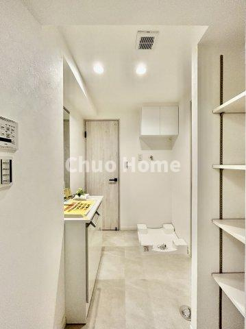 ジュネシオン平井の脱衣所|【洗面所】明るい洗面所は朝をすっきりさせてくれる空間です。バタバタしている忙しい朝でも収納が多い洗面台では短い時間で効率良く支度ができます。