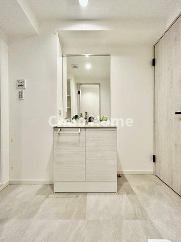 ジュネシオン平井の独立洗面台|【洗面化粧台】身だしなみを整えやすい事はもちろんですが、鏡の後ろに収納スペースを設ける事により、散らかりやすい洗面スペースをすっきりさせる事が出来るのも嬉しいですね