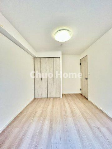 ジュネシオン平井の洋室|【洋室】快適に過ごす条件は、一人ひとり違います。だからこそ飾り過ぎないシンプルな内装と偏り過ぎないデザインで統一しております。居住していく中でオーナー様だけの【マイホーム】に創り上げて下さい