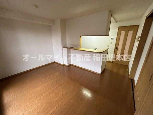 稲城市百村の賃貸マンションの居間・リビング