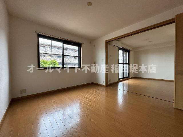 稲城市百村の賃貸マンションの居間・リビング