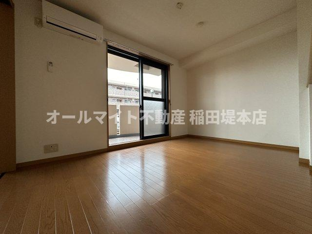 稲城市百村の賃貸マンションの居間・リビング