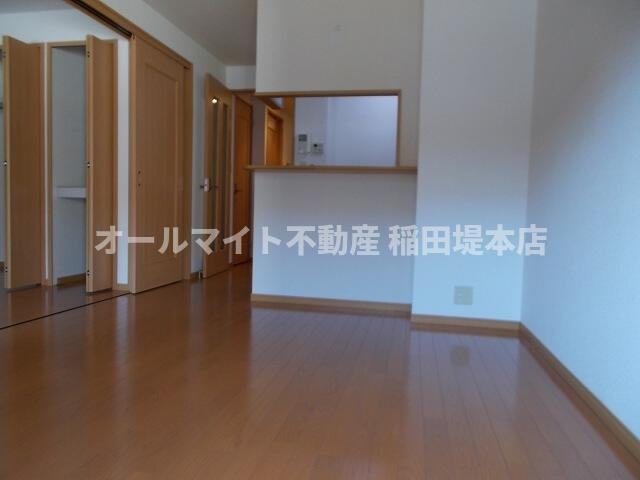 稲城市百村の賃貸マンションの居間・リビング