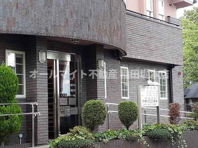 稲城市百村の賃貸マンションのエントランス|武田耳鼻科医院まで700m