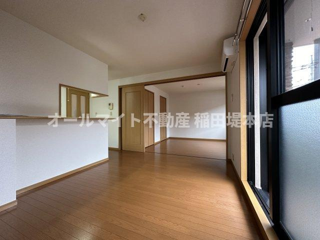 稲城市百村の賃貸マンションの居間・リビング