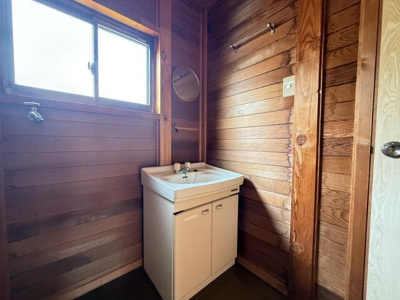  | 淡路市北山　ログハウス中古住宅 | 洗面画像