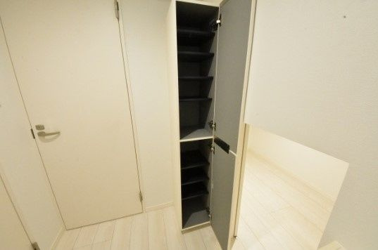 CB与野本町ストリアの玄関