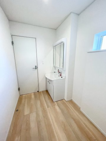 長野市稲里町中央第１の独立洗面台|洗濯機を置いても余裕の広さ！鏡の裏には収納スペース付き！