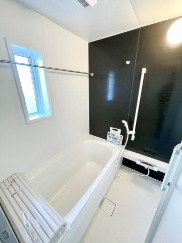 長野市稲里町中央第１の浴室|浴室乾燥機付きのお風呂です♪窓もあるので換気などもしっかりできます！！