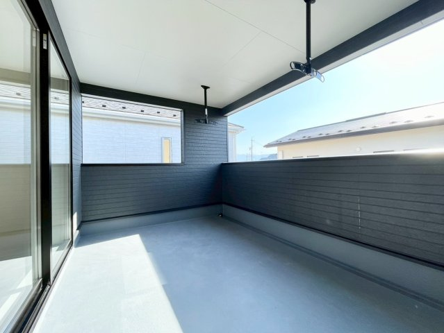 長野市稲里町中央第１のバルコニー|日当たり良好な広いバルコニー！洗濯物の出し入れなど楽々できちゃいます♪