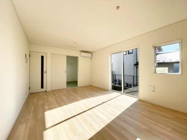 長野市稲里町中央第１の居間・リビング|大きな窓で日当たり良好♪広いリビングはご家族でゆっくりくつろぎたい方にオススメです！