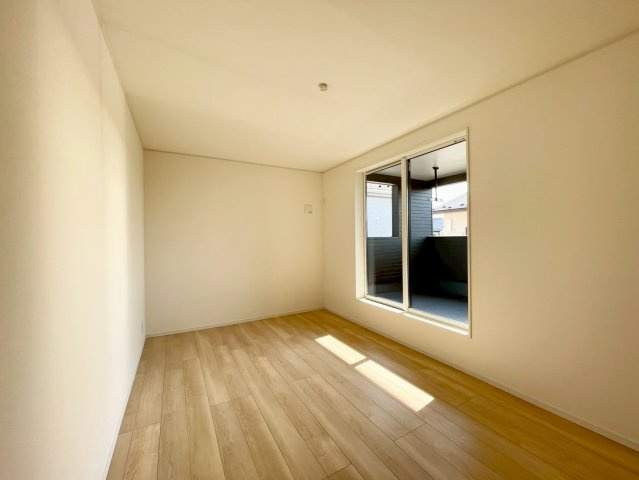 長野市稲里町中央第１の洋室|日当たり風通しともに良好！明るく朝を迎えられるつくりになっています♪