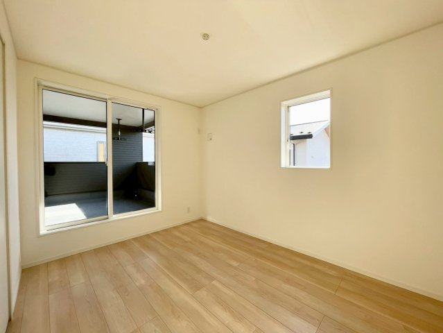 長野市稲里町中央第１の洋室|日当たり風通しともに良好！明るく朝を迎えられるつくりになっています♪