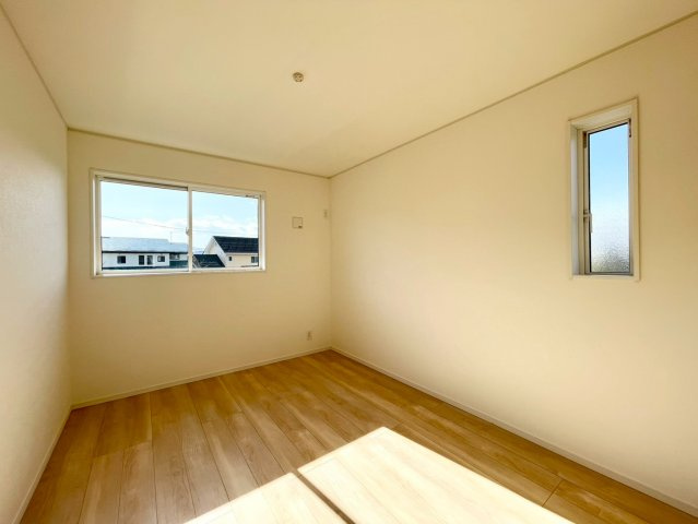 長野市稲里町中央第１の洋室|日当たり風通しともに良好！明るく朝を迎えられるつくりになっています♪