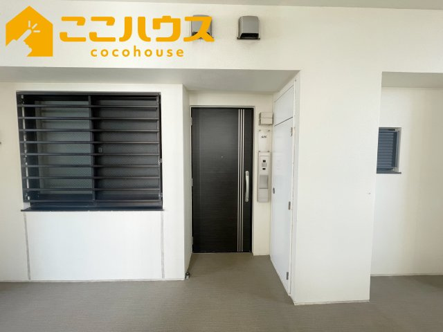 グランデ・プレミアムビスタ野嵩EASTの玄関