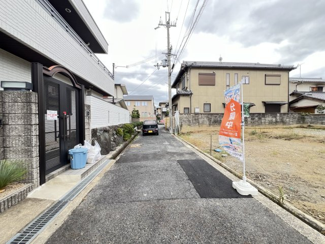 橿原市新賀町全2区画2号地の前面道路含む現地写真