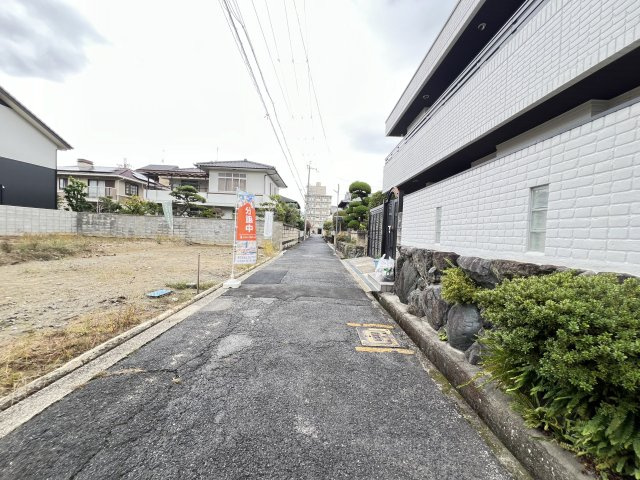 橿原市新賀町全2区画2号地の前面道路含む現地写真