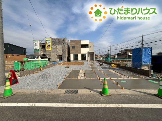 行田市前谷　第3期　新築一戸建て　ワイウッドコート　04の駐車場|駐車スペースは並列で2台の駐車が可能です！
お友達や親戚が遊びに来た際も、駐車場所に困ることなくお迎えできますね。