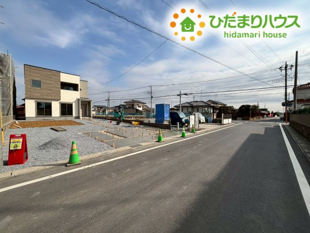 行田市前谷　第3期　新築一戸建て　ワイウッドコート　04の前面道路含む現地写真|前面道路幅6.4ｍ！
お車の出し入れもスムーズに行えますね♪
