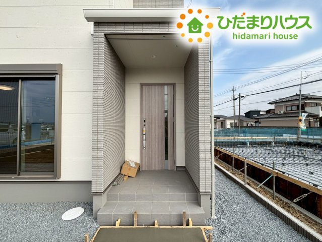 行田市前谷　第3期　新築一戸建て　ワイウッドコート　04のエントランス|清潔感のある玄関ポーチは、雨の日も濡れずに傘を差せるゆとりある設計です！
明るい色味の外壁と扉が、帰宅した家族や訪れる人を温かく迎えてくれます！