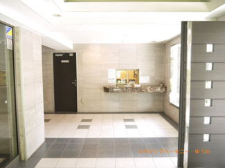 【その他共用部分】 | タイル調のエントランス内となります。光を多く取り入れた明るいエントランス部分は重厚感ある仕上り。