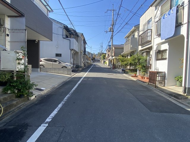 吉田神楽岡町 新築戸建の前面道路含む現地写真