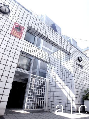 トップ・ルーム新宿のエントランス|建物の内部です