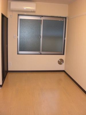 【居間・リビング】 | レオネクスト稲穂 | こちらのリビングで趣味の時間をお楽しみください