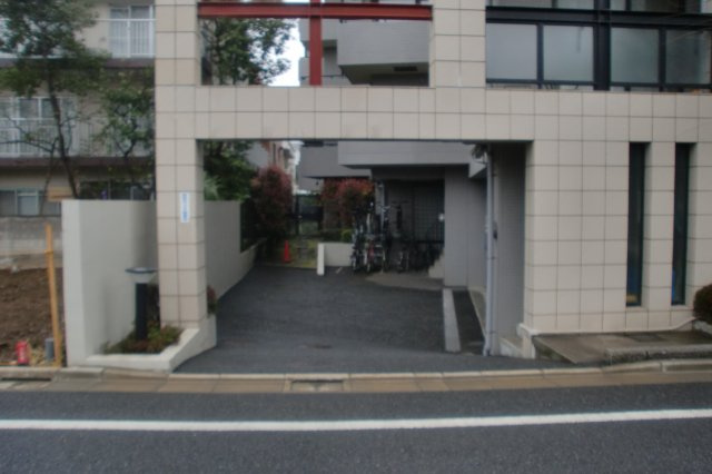 世田谷区弦巻４丁目の駐車場