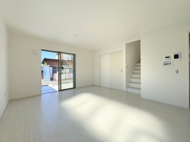 福生市熊川　新築戸建全3棟の居間・リビング|おはよう、おやすみ。会話が生まれるリビング階段。
