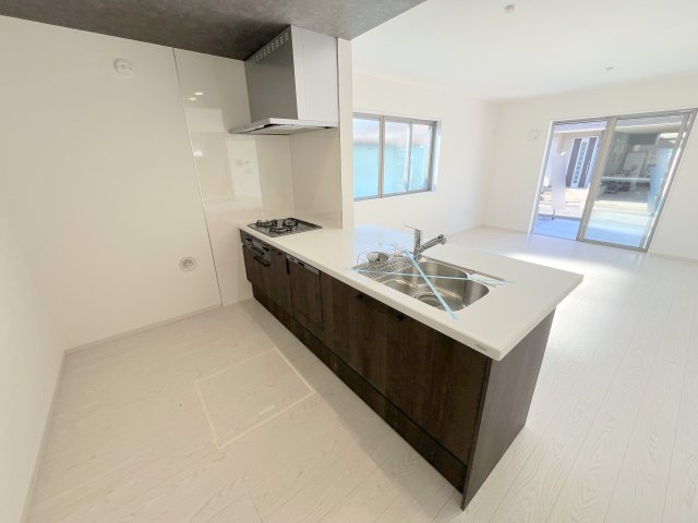 福生市熊川　新築戸建全3棟のキッチン|対面式キッチンなので、お子さまの様子を見ながら料理ができます
