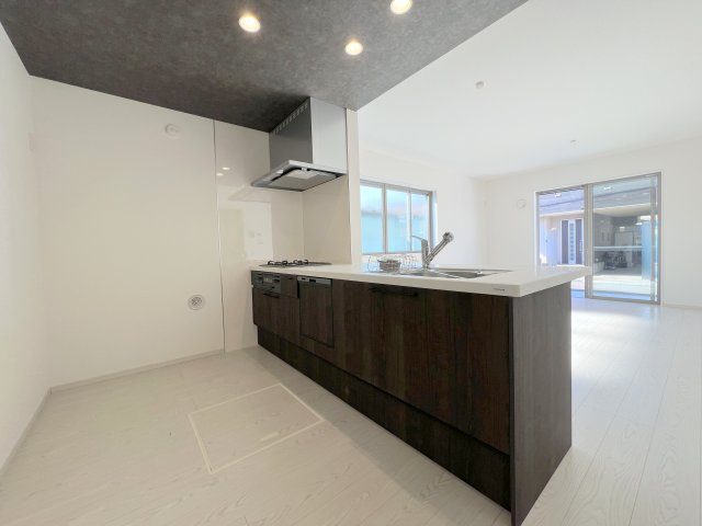福生市熊川　新築戸建全3棟のキッチン|広々キッチンはふたりで料理をするのにも十分な広さです