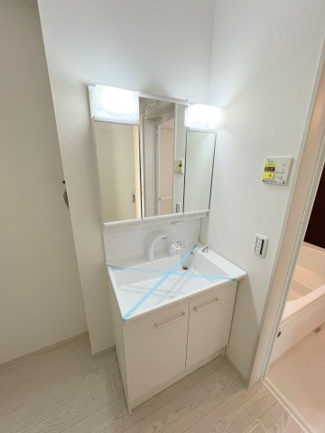 福生市熊川　新築戸建全3棟の独立洗面台|三面鏡タイプ洗面化粧台｡鏡の角度を変えることで身だしなみチェックしやすいです｡